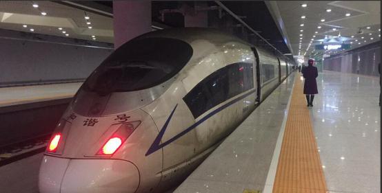  穿越雾霾区的高铁，尘埃布满整个车身