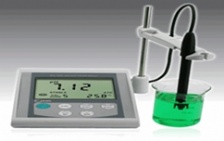  在进行pH测试时，探头与仪器设置应注意哪些问题？