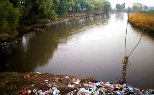 山西运城市高义钢铁违法倾倒钢渣 大量侵占耕地污染环境