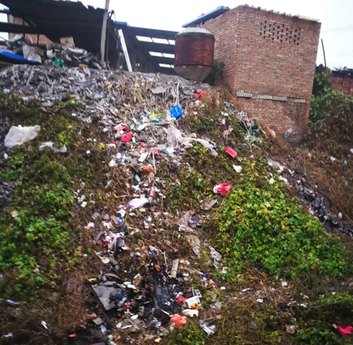 山西运城市高义钢铁违法倾倒钢渣 大量侵占耕地污染环境