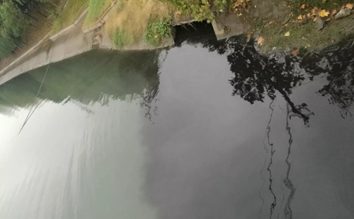 湖北荆州市排污囗&ldquo;一堵了之&rdquo; 造成生活污水倒灌街面 群众反映强烈