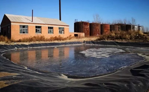 辽宁鞍山市监管不力 大量油泥油渣倾倒坑塘污染严重