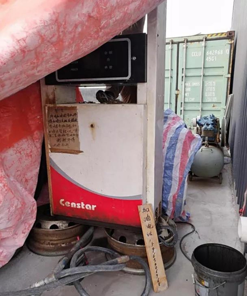 2018年11月1日，中央第三生态环境保护督察组进驻山东省开展&ldquo;回头看&rdquo;。通过对相关部门走访问询，并抽查有关企业，发现山东省物流运输企业违规使用普通柴油或其他高硫分燃油问题依然十分突出，柴油货车尾气污染严重。  一、基本情况  《大气污染防治法》明确，禁止向汽车和摩托车销售普通柴油以及其他非机动车用燃料。第一轮中央环保督察反馈指出，山东省以普通柴油替代车用柴油的情况较多，滨州等地市大量物流运输企业违规使用普通柴油，尾气污染问题突出。  为此，山东省整改方案要求，杜绝违规使用普通柴油的情况，并明确由原省工商局负责部署推进相应整改工作。原省工商局于2018年8月1日上报山东省环境保护督察反馈意见整改工作领导小组，声称该问题完成整改并销号。  二、主要问题  督察发现，原山东省工商局作为整改责任主体没有认真履行整改职责，未就整改工作进行部署推进，整改任务目标完全落空，全省物流运输企业违规使用普通柴油或高硫分燃油问题依然普遍存在。  （一）违规售油无人管。督察组抽查3个地市的4家炼化公司，发现这些炼化公司违规大量向物流运输企业销售普通柴油或其他高硫分燃油，导致这些柴油大量替代车用柴油使用，污染严重。2018年，东营齐润化工有限公司将3万余吨硫含量近2000mg/kg的常压柴油售给物流运输企业和加油站，垦利石化有限公司也将3万余吨硫含量2000-3000mg/kg的燃油售给相关物流运输企业和加油站，硫含量最高超标约300倍。2017年中央环保督察以来，山东汇丰石化集团有限公司将近40万吨普通柴油销往多家物流运输企业，潍坊市昌邑石化有限公司将5万余吨国Ⅳ和国Ⅴ的普通柴油售给物流运输企业。现场抽查发现，物流运输企业多数在自身停车场内私自安装加油装置，将所购违规油品自用，昌邑市盛宏物流有限公司甚至违法转售其他社会车辆。   图1 昌邑市盛宏物流有限公司在停车场内私设加油装置  （二）督察整改做样子。原省工商局作为督察整改的责任主体，接受任务时服从安排，实际整改时做做样子。督察反馈明确指出问题主要是炼化公司违法向物流运输企业销售普通柴油替代车用柴油使用，导致汽车尾气污染。但原省工商局等部门整改时仅部署对加油站和成品油仓储批发企业的检查，没有将炼化公司到物流运输企业的黑色链条作为查处对象。整改工作指东打西，真正问题没有触及。另外，整改方案明确的目标是&ldquo;强化日常监督管理，杜绝违规使用普通柴油&rdquo;；但原省工商局擅自在销号材料中将目标改为&ldquo;针对加油站开展专项整治行动&rdquo;，以此蒙混过关，虚假销号。   图2 原省工商局在销号确认表上弄虚作假  （三）执法监管走过场。2017年以来，山东省各市共打击取缔非法加油点近2000家，但仅对涉案物流运输企业进行了处罚，未能以此为线索追根溯源，对源头炼化公司违规售油问题进行查处，炼化企业到物流运输企业的黑色链条始终未被斩断。  一些炼化企业长期游离于监管之外，缺乏对法律的敬畏。2018年8月，生态环境部调研发现中国化工集团山东昌邑石化有限公司涉嫌违法生产销售国Ⅳ普通柴油，但在进一步调查时，企业拒绝配合，不提供相关台账，并临时编造相关记录。&ldquo;回头看&rdquo;进驻后，督察组再次现场检查，要求企业提供储运台账，企业依然拒绝提供，并继续编造谎言，提供虚假材料，性质十分恶劣。  对此，潍坊市查处不严不实，甚至试图蒙混过关。在督察组两次督导后，查处工作依然走过场，在未调度企业生产记录和储运台账等关键证据的情况下，即采信企业说法，甚至未调阅生产记录就作出该企业2018年未生产销售国Ⅳ普通柴油的结论。直到督察组再次督导、进一步明确要求后才加大查处力度，发现该企业2018年实际以燃料油名义违规销售国Ⅳ普通柴油4万多吨。  三、原因分析  原山东省工商局不在整改落实中下功夫，反而在整改销号上动脑筋，表面整改，虚假整改问题突出。  山东省有关地市不敢动真碰硬，对违法销售不合格油品的黑色链条整治不力，未能对油品来源追根溯源，未对炼化企业的违法行为依法查处。